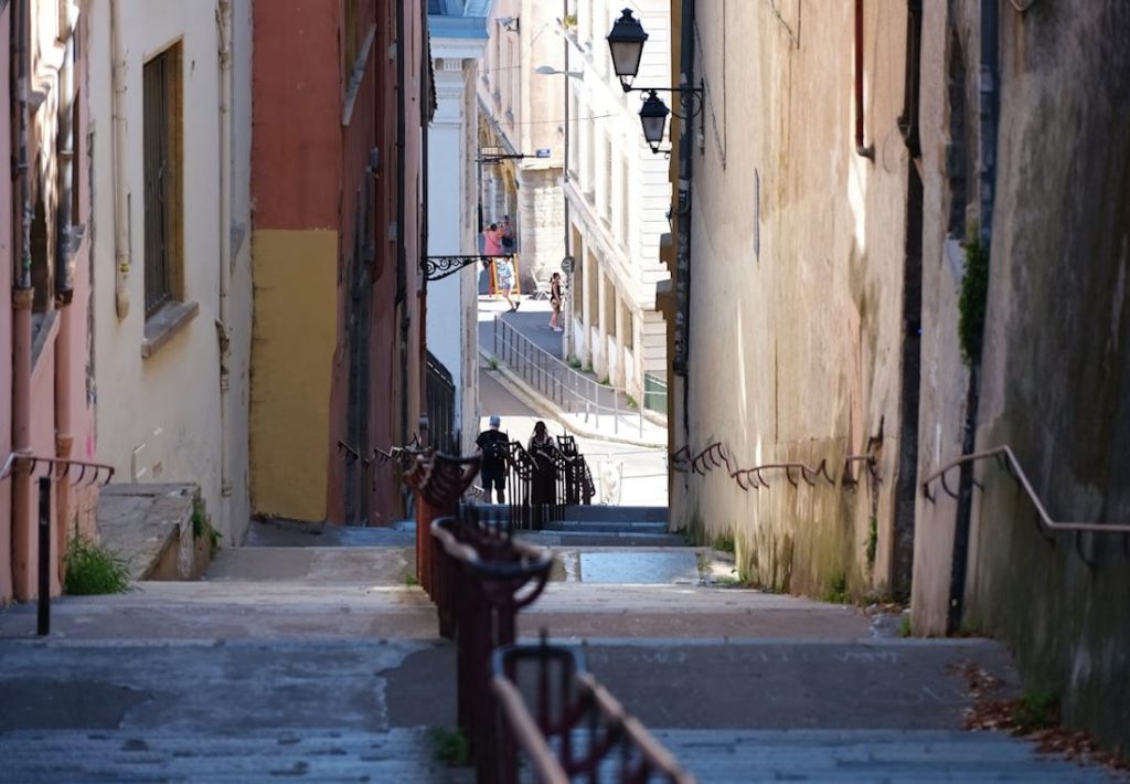 Vue du haut d'un escalier dans une ruelle colorée de Lyon